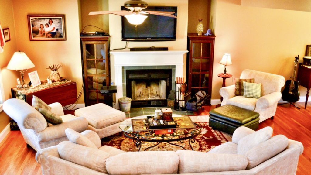 People are visual. get their attention with captivating photos. Photos that will draw their attention to your listing.